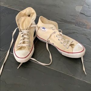 Chuck Taylor Hightop Converse All Stars in Ivory